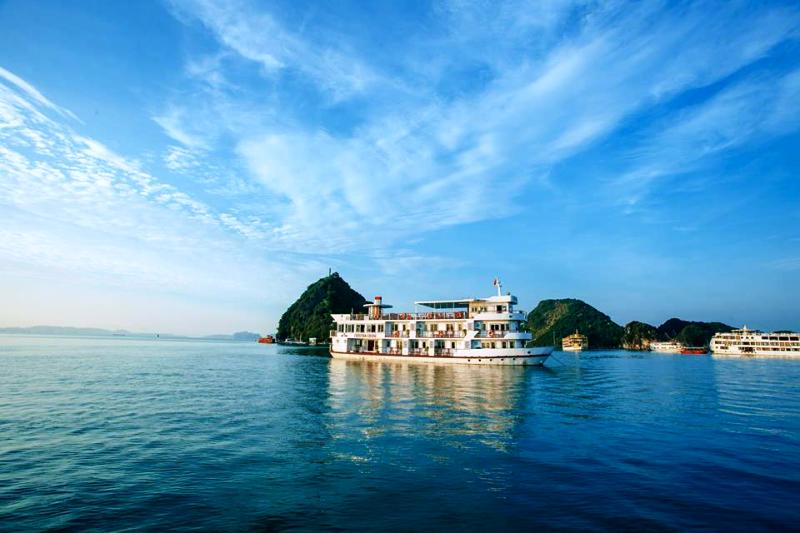 Cristina Cruise Bai Tu Long Bay
